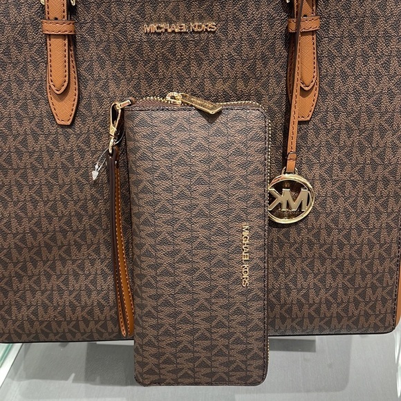 Michael Kors Jet Set Travel Large Travel CONTINENTAL wallet-wristlet-phoneholder - Picture 5 of 16